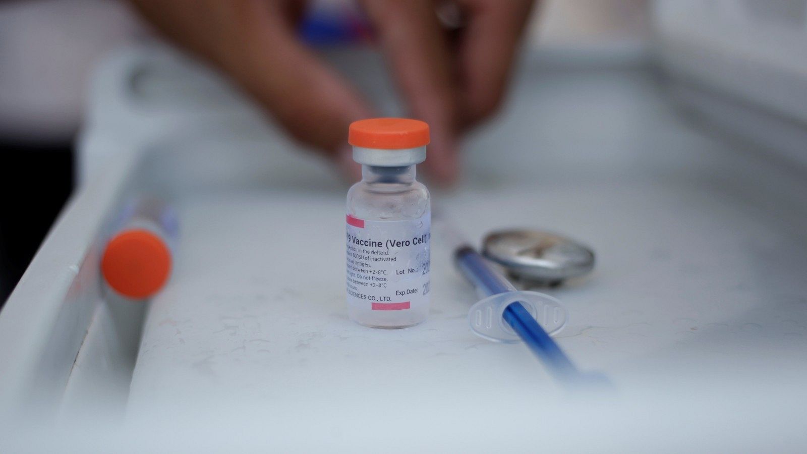 Un sanitario prepara una dosis de la vacuna china Sinovac en México