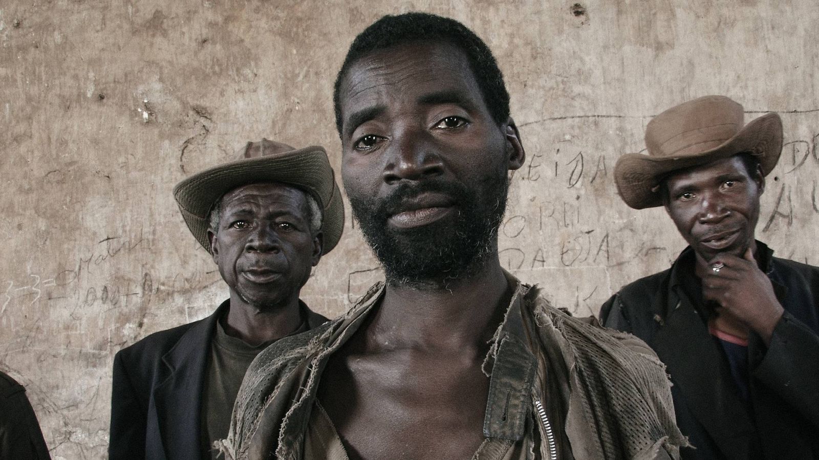 Guy Tillim. Justino Ngene, Laurino Bongue y Faucino Hando, 2002