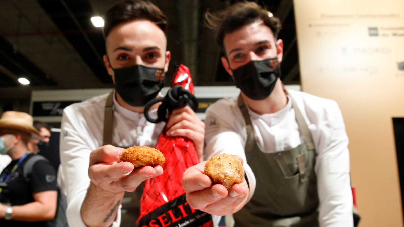Javier Sanz y Juan Sahuquillo muestran la croqueta ganadora