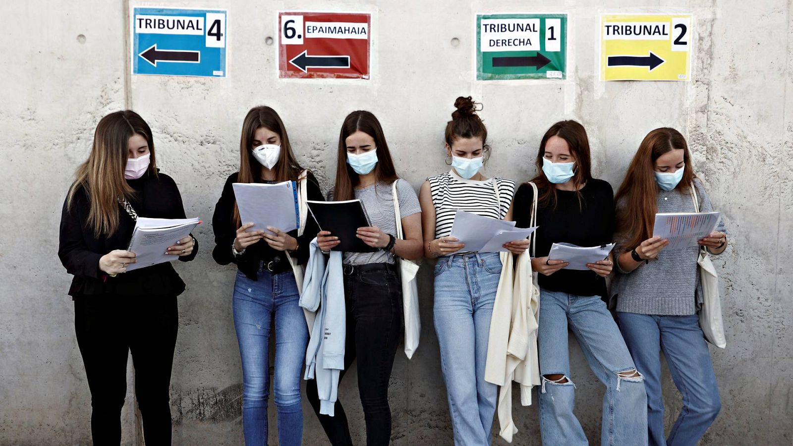 Un grupo de estudiantes repasa antes de comenzar sus exámenes en Navarra, una de las regiones que permite obtener el título de bachiller y presentarse a la selectividad con alguna asignatura suspensa