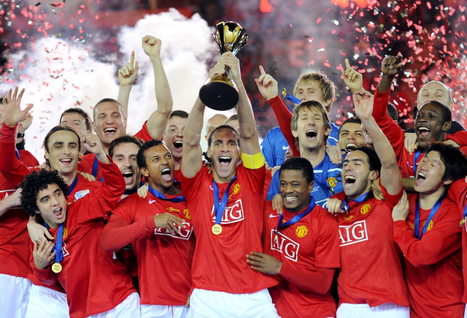 Los futbolistas del Manchester United celebran la victoria en la Copa del Mundo de Clubes FIFA 2008