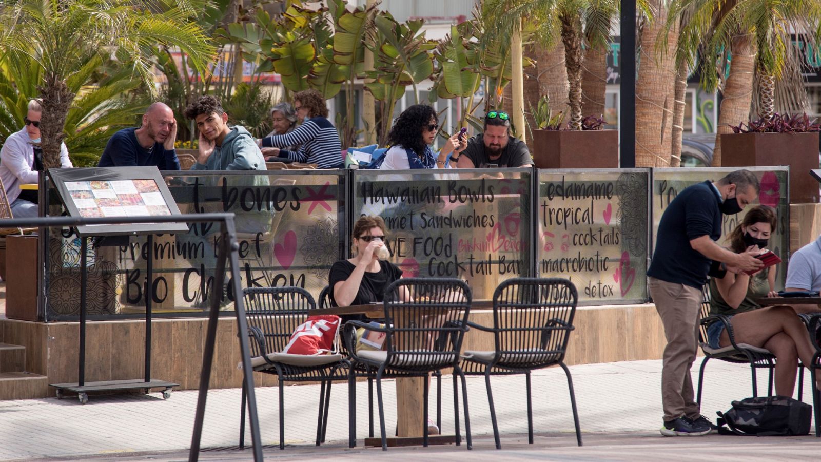 Turistas en una terraza en Palma de Mallorca
