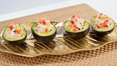 Aguacates rellenos de pollo mechado