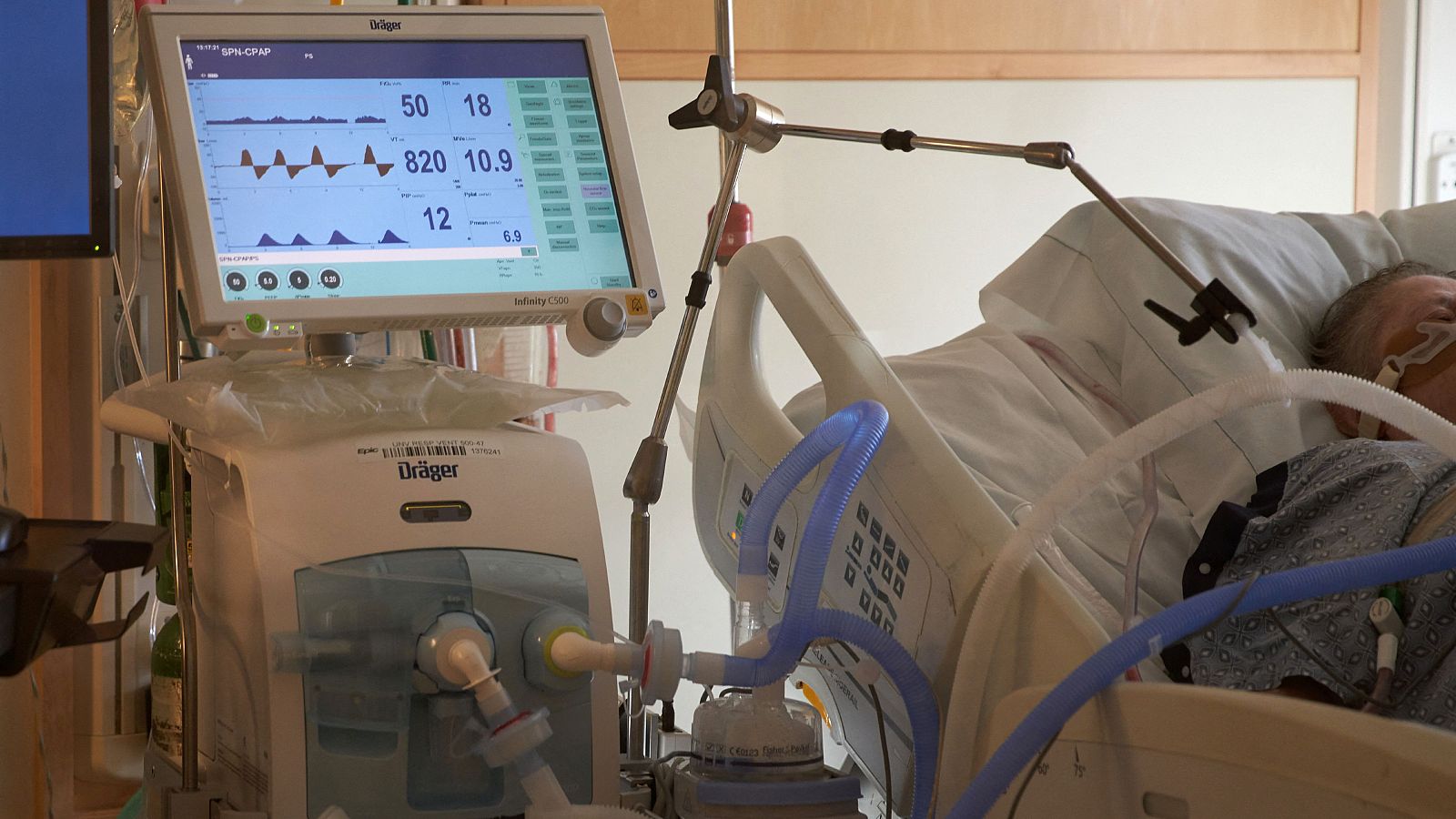 La variante británica aumenta 1,7 veces el riesgo de hospitalización, la brasileña, 2,6 veces y, la sudafricana, 3,6.