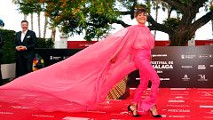 Todo sobre el rompedor traje con cola de Candela Peña en Málaga, hablamos con el diseñador