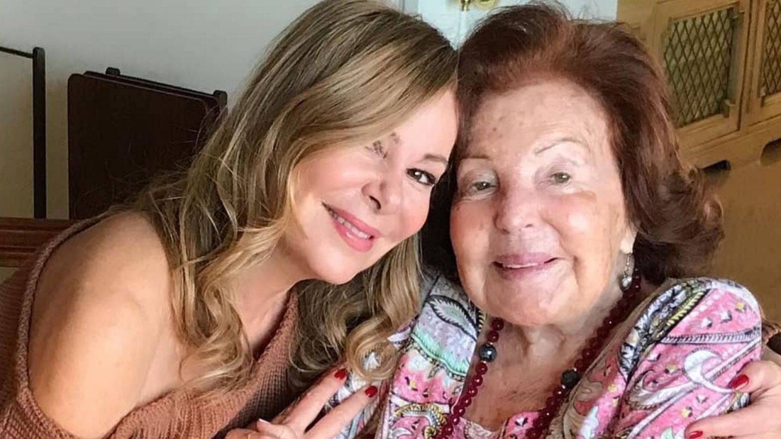 A Ana Obregón 'le cuesta olvidar' a su madre y le manda esta felicitación por sus 90 años
