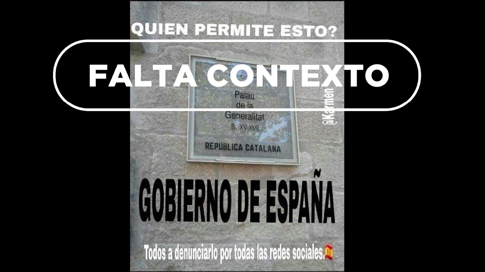 Cartel trucado del Palau de la Generalitat con el adhesivo de "República Catalana"