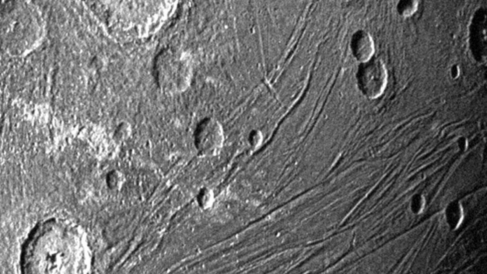 La NASA divulga las primeras imágenes tomadas por Juno a la luna gigante de Júpiter