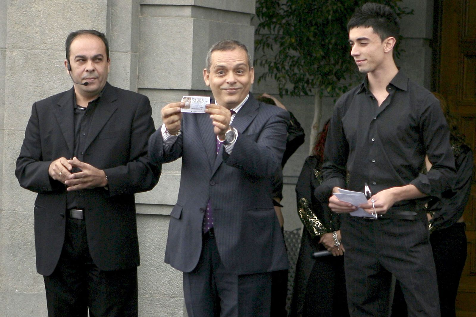 El consejero del Cabildo de Tenerife muestra el número