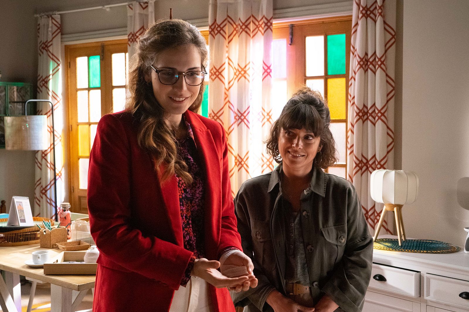 Dos Vidas: Julia y Elena observan la silla del taller de Carmen