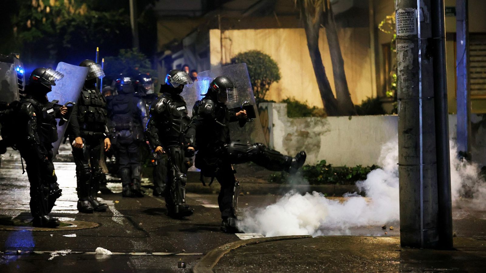 Integrantes del Escuadrón Móvil Antidisturbios se enfrentan a manifestantes en Bogotá