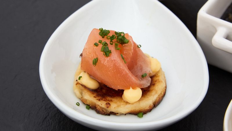 Receta de Blinis con salm�n y salsa holandesa