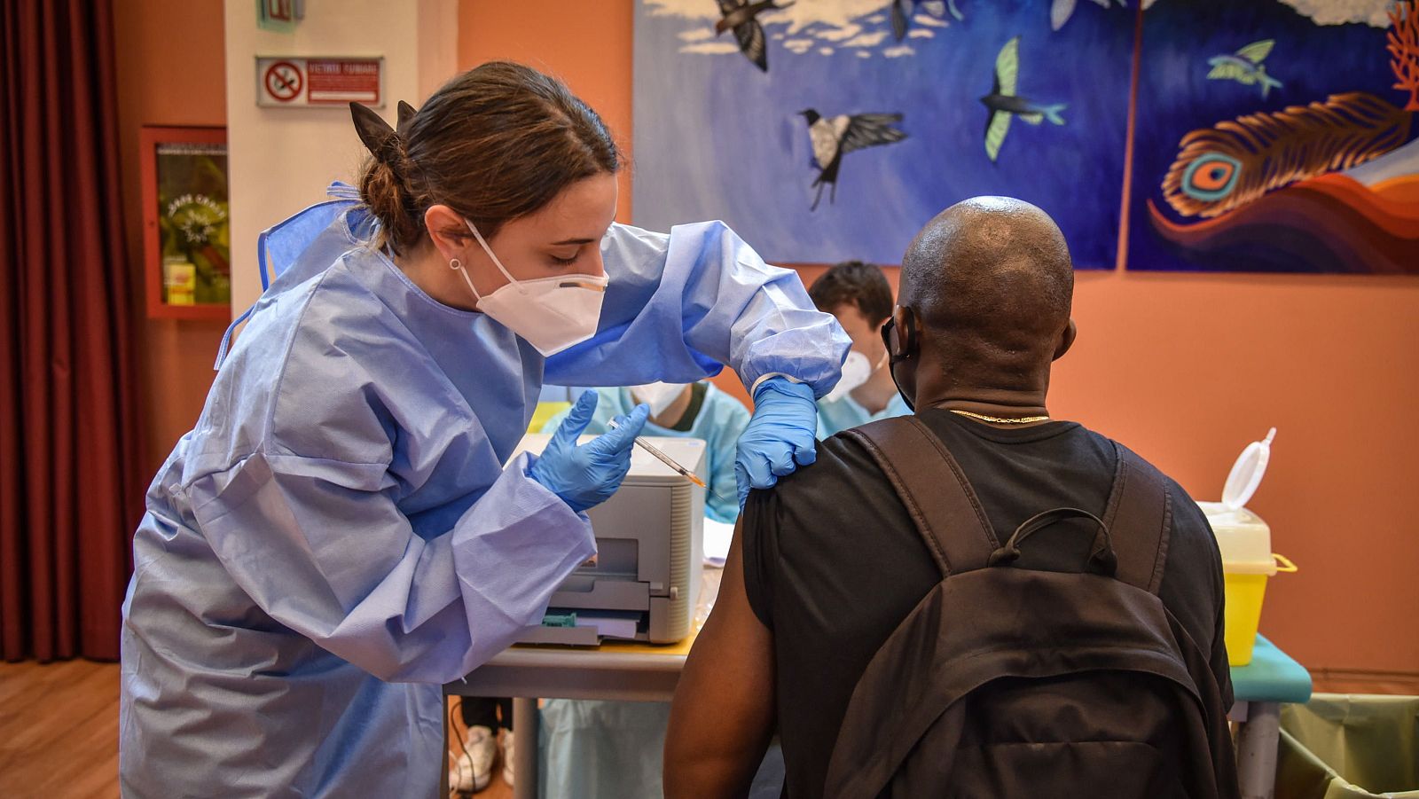 Una sanitaria italiana, durante la campaña de vacunación COVID en Milán.