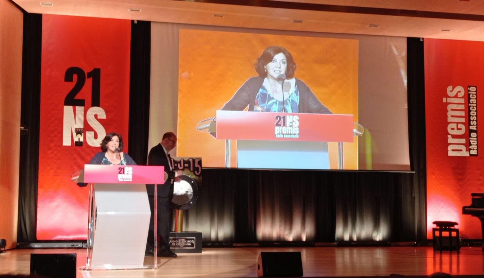 Conxita Casanovas rep el premi Ràdio Associació