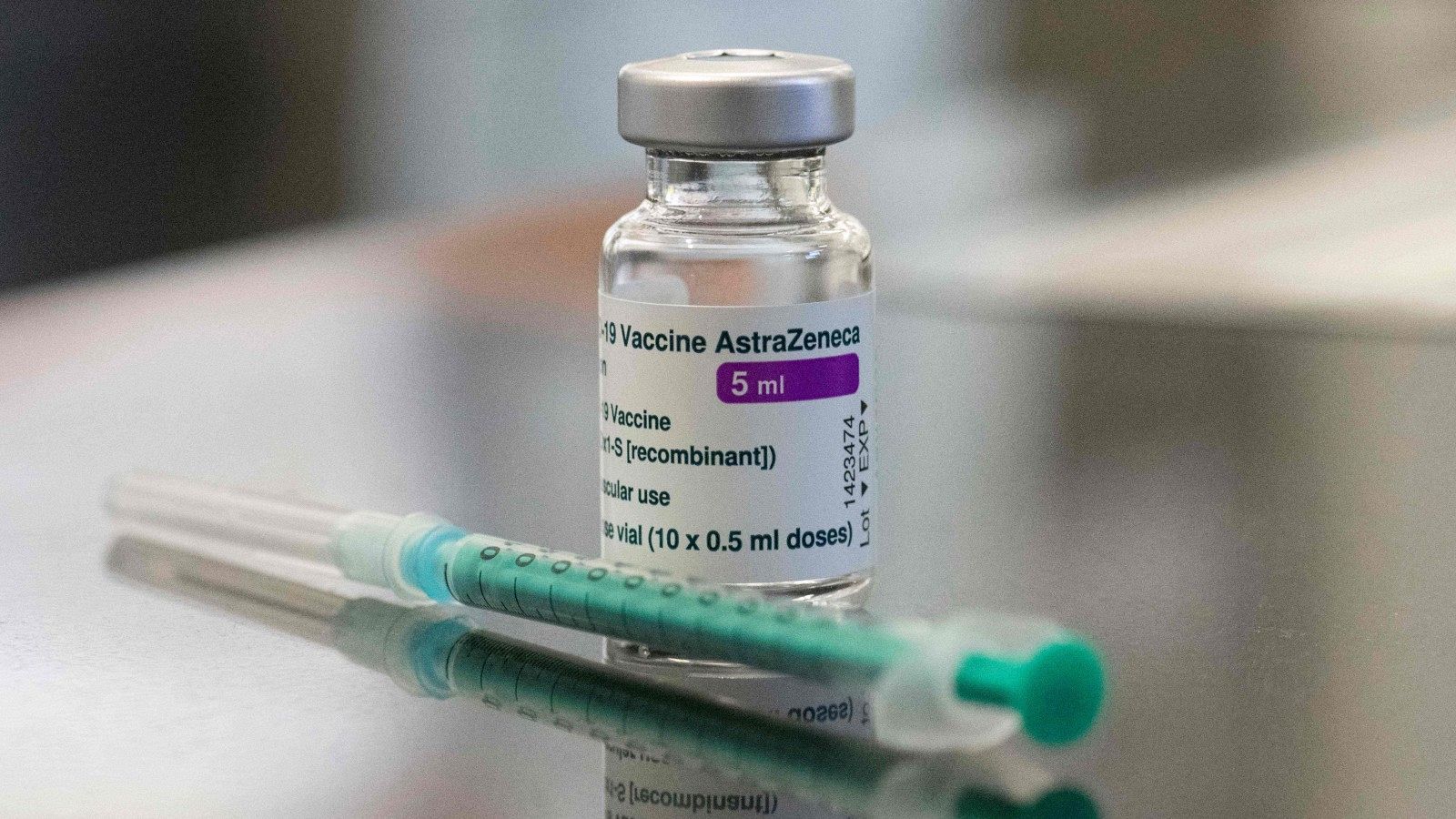 Un vial que contiene la vacuna contra la COVID-19 de AstraZeneca