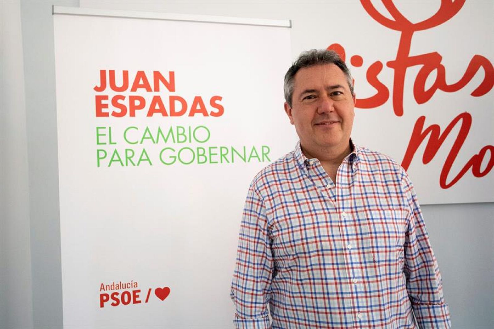 El alcalde de Sevilla, Juan Espadas, posa en la sede socialista de Motril