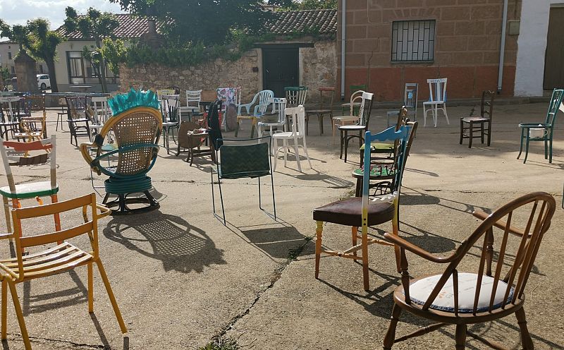 Las sillas con alma de Castejón del Campo luchan contra la despoblación