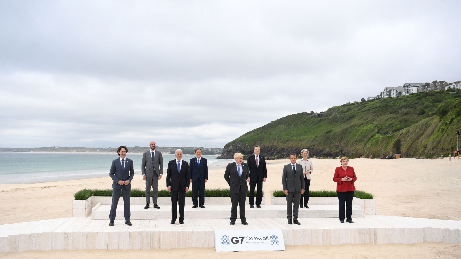 El primer ministro británico, Boris Johnson, posa con los líderes del G7 para la foto de familia durante la cumbre del G7 en Carbis Bay, Reino Unido