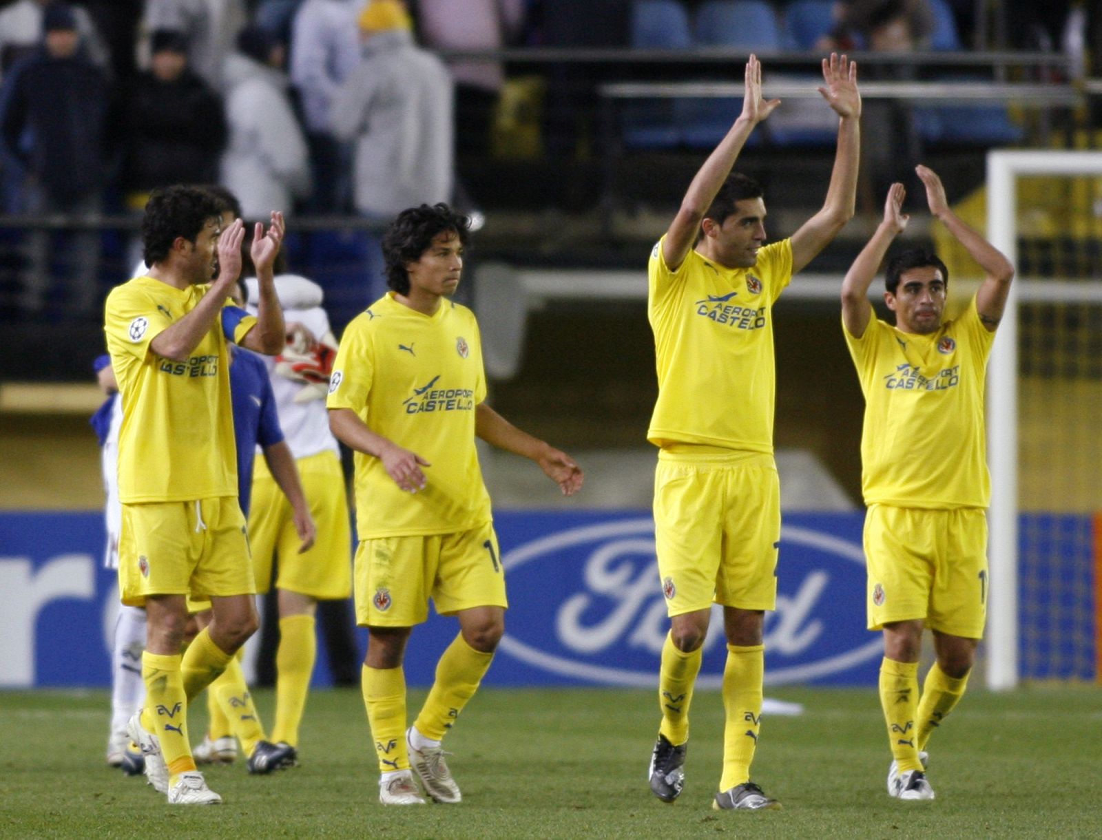 Los jugadores del Villarreal, durante el partido de Liga de Campeones ante el Manchester United