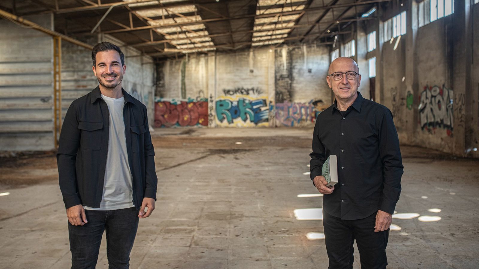 El escritor Javier Castillo con Óscar López, director y presentador de 'Página Dos'