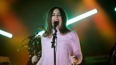 Maika Makovski incendia la Sala Apolo, a 'Efecte Collins'