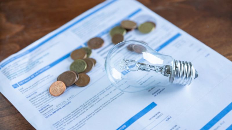 La factura de la luz de junio será la segunda más cara de la historia: pagaremos casi 28 euros más, según Facua