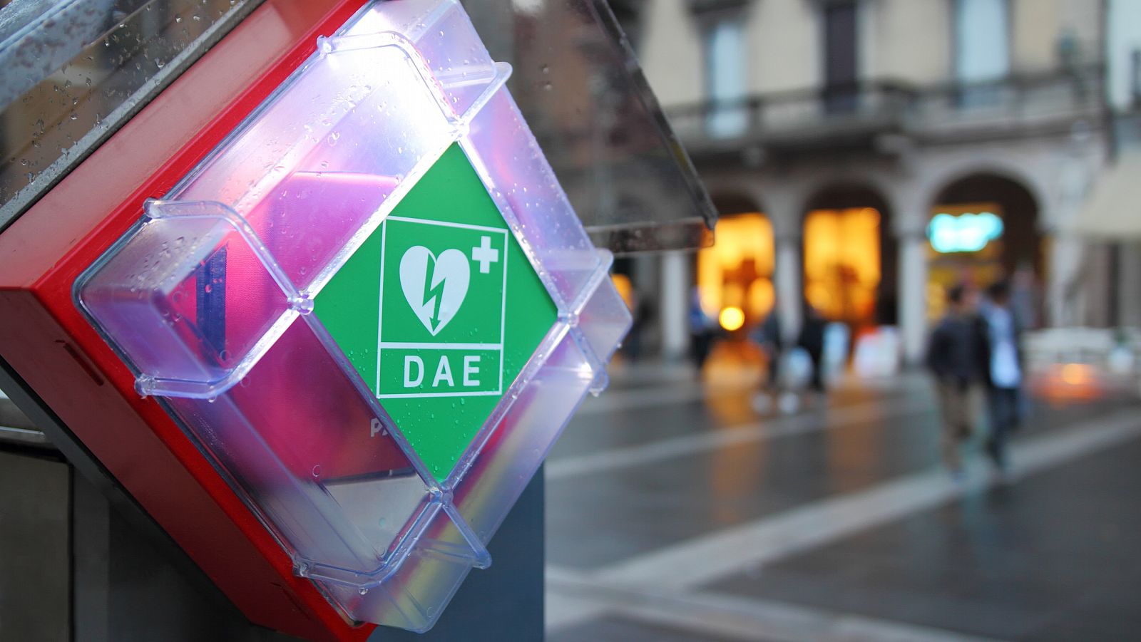 En España, la disponibilidad de desfibriladores en espacios públicos es muy escasa.