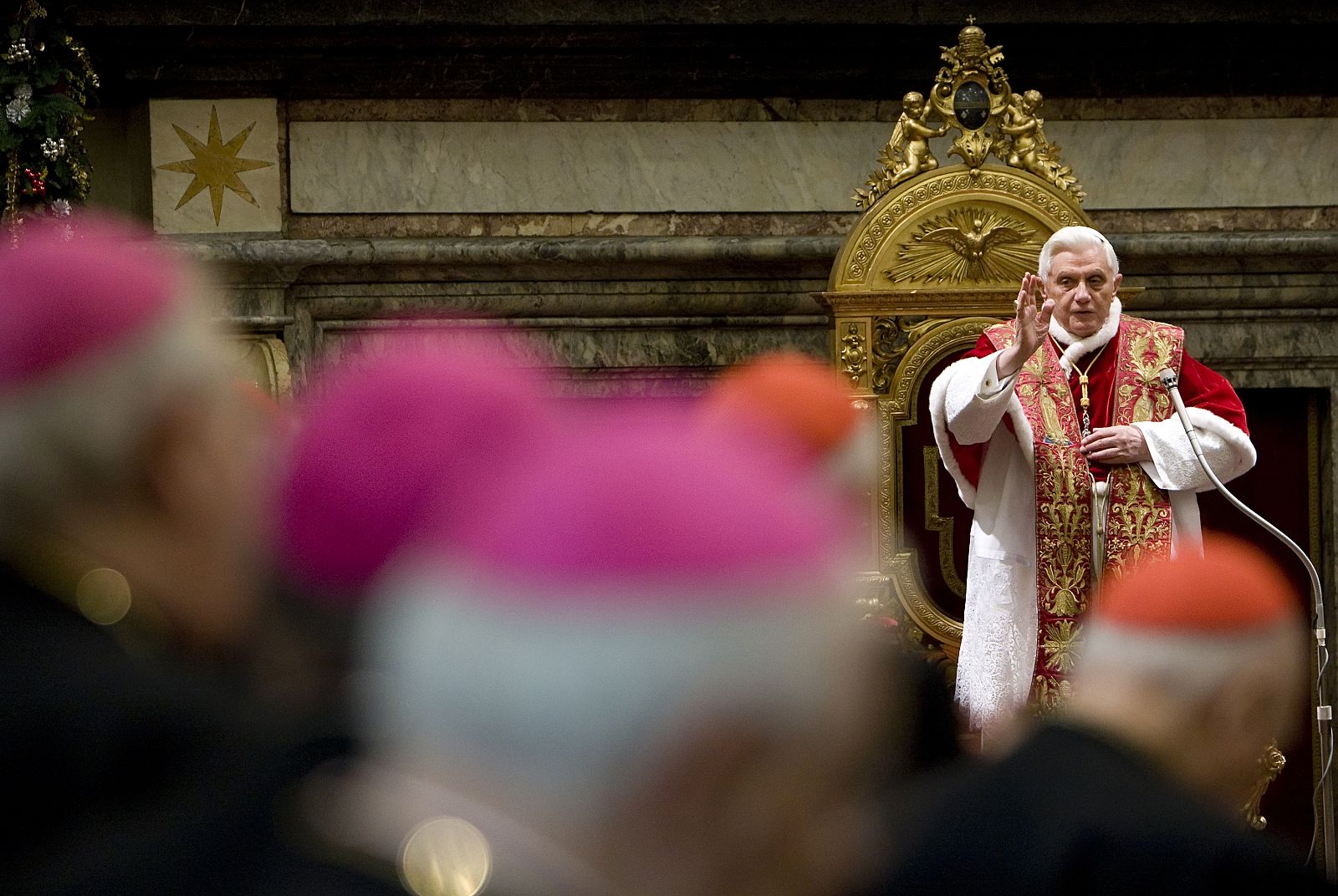 El Papa con Cardenales en el Vaticano