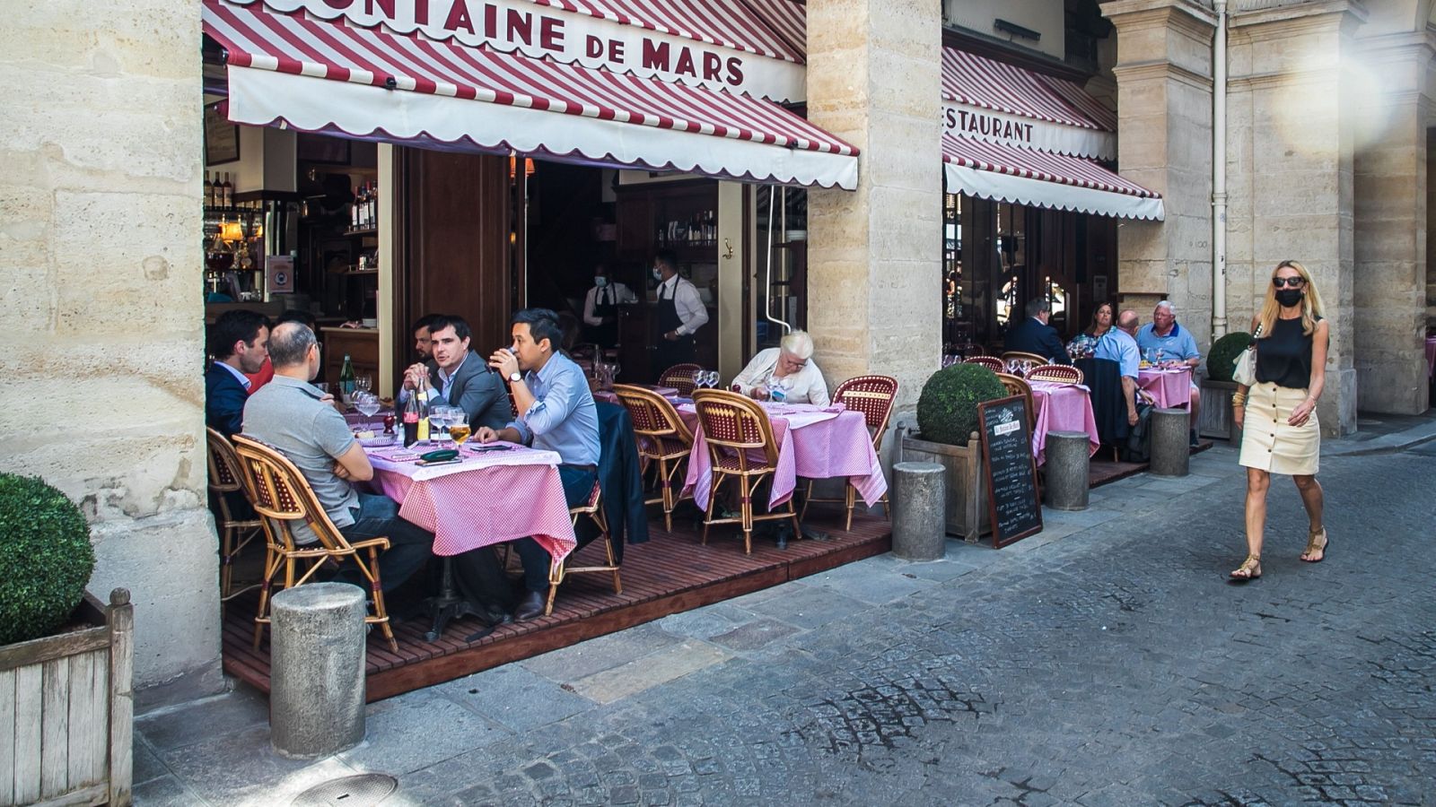 Exterior de la terraza del restaurante 'La Fontaine de Mars'(París) el día de la reapertura de los bares y restaurantes el pasado junio