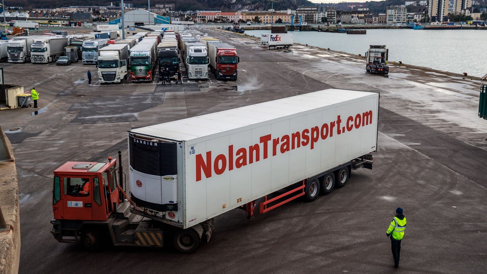 Camiones en el puerto de Cherburgo, a la espera de cruzar el Canal de La Mancha