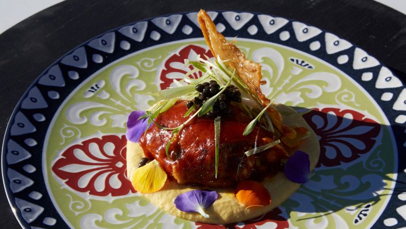 Receta de Pollo de corral, crujiente de su piel, pur� de ma�z y perlas de huitlacoche