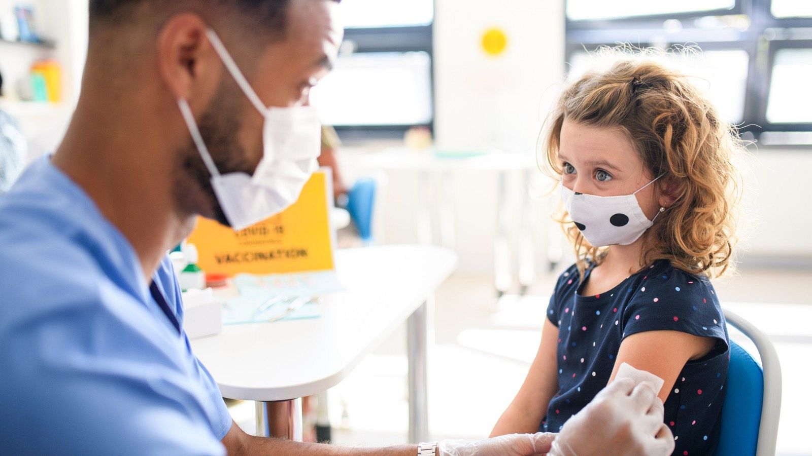 Una niña recibe una vacuna, en una imagen de archivo