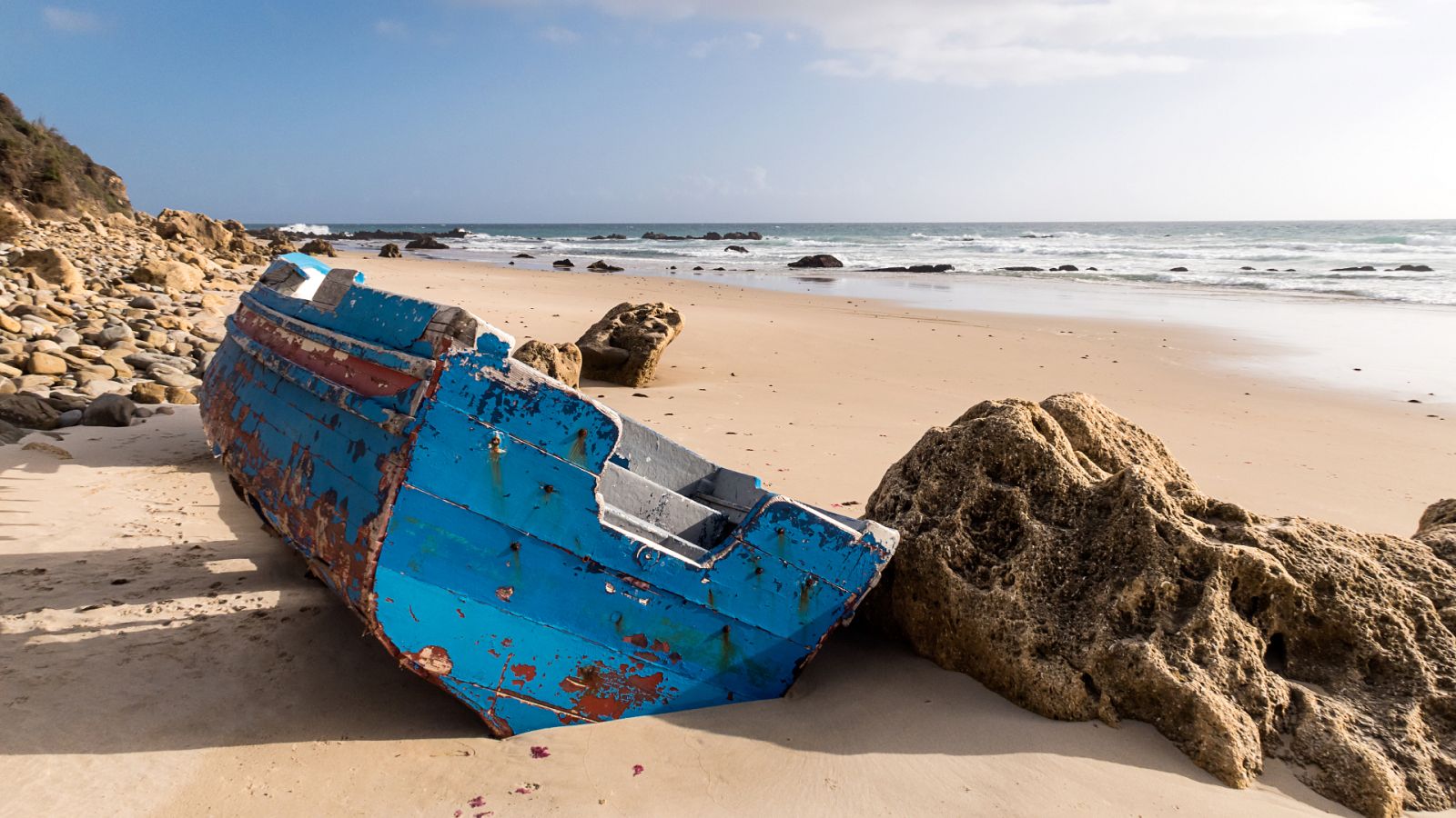 Pequeña patera localizada en Tarifa, Cádiz