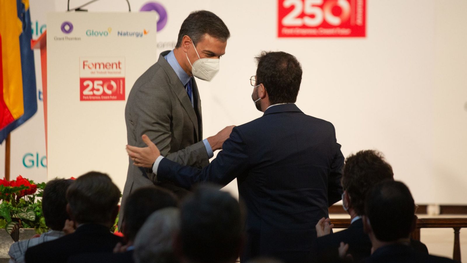 El presidente del Gobierno, Pedro Sánchez (i) y el president de la Generalitat, Pere Aragonés (d)