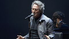Un público enloquecido celebra el regreso a los escenarios de Miguel Ríos
