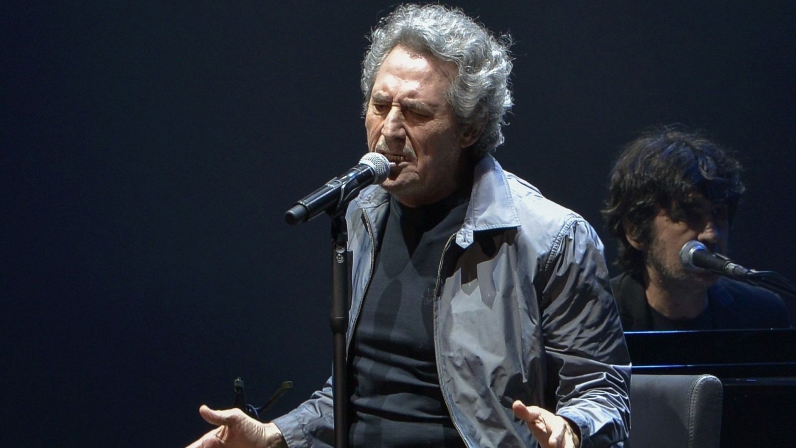 Un público enloquecido celebra el regreso a los escenarios de Miguel Ríos