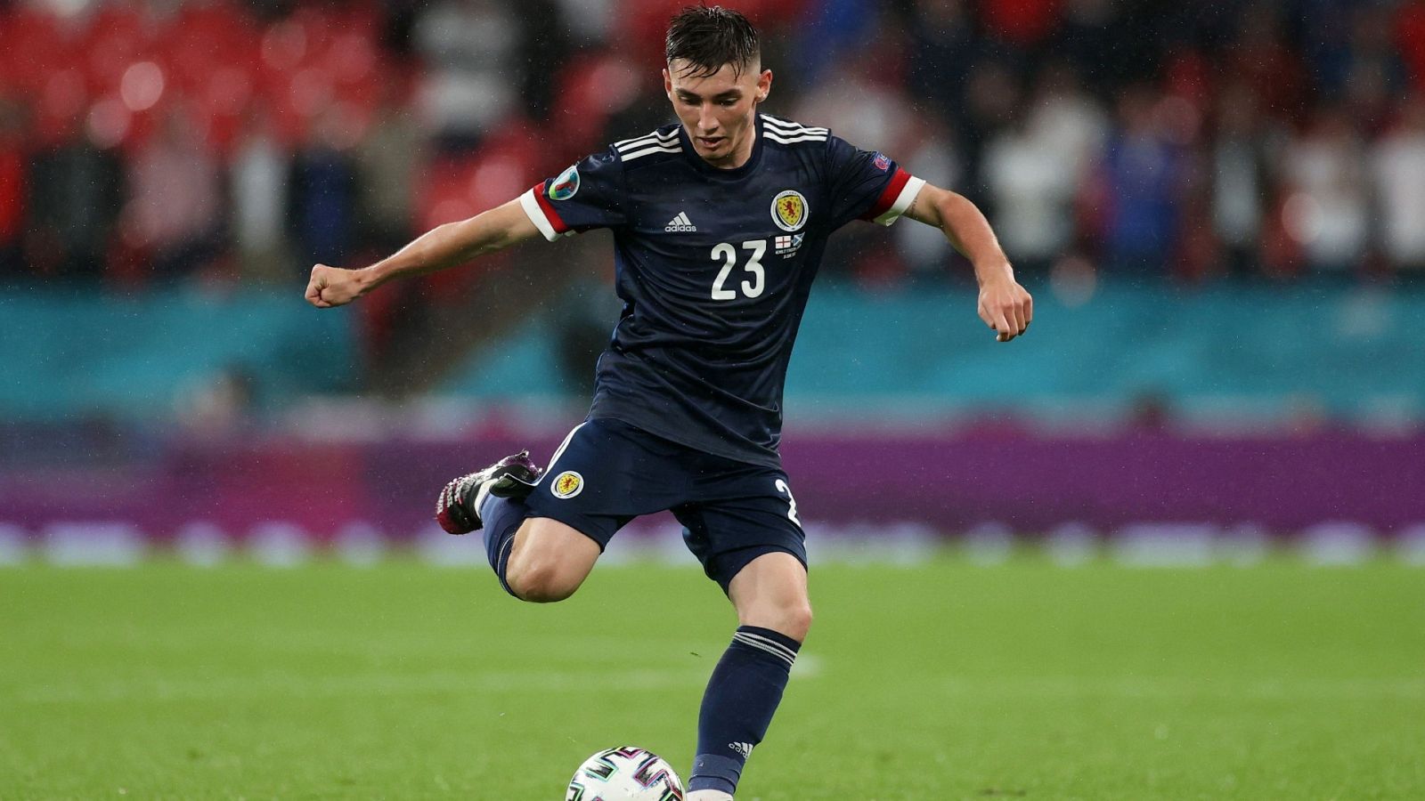 Billy Gilmour en un partido con Escocia
