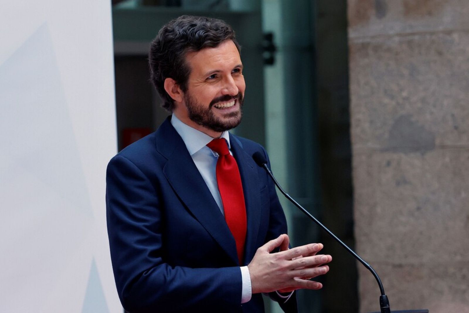 Casado acusa a Sánchez de "entregar España a los nacionalistas" con los indultos