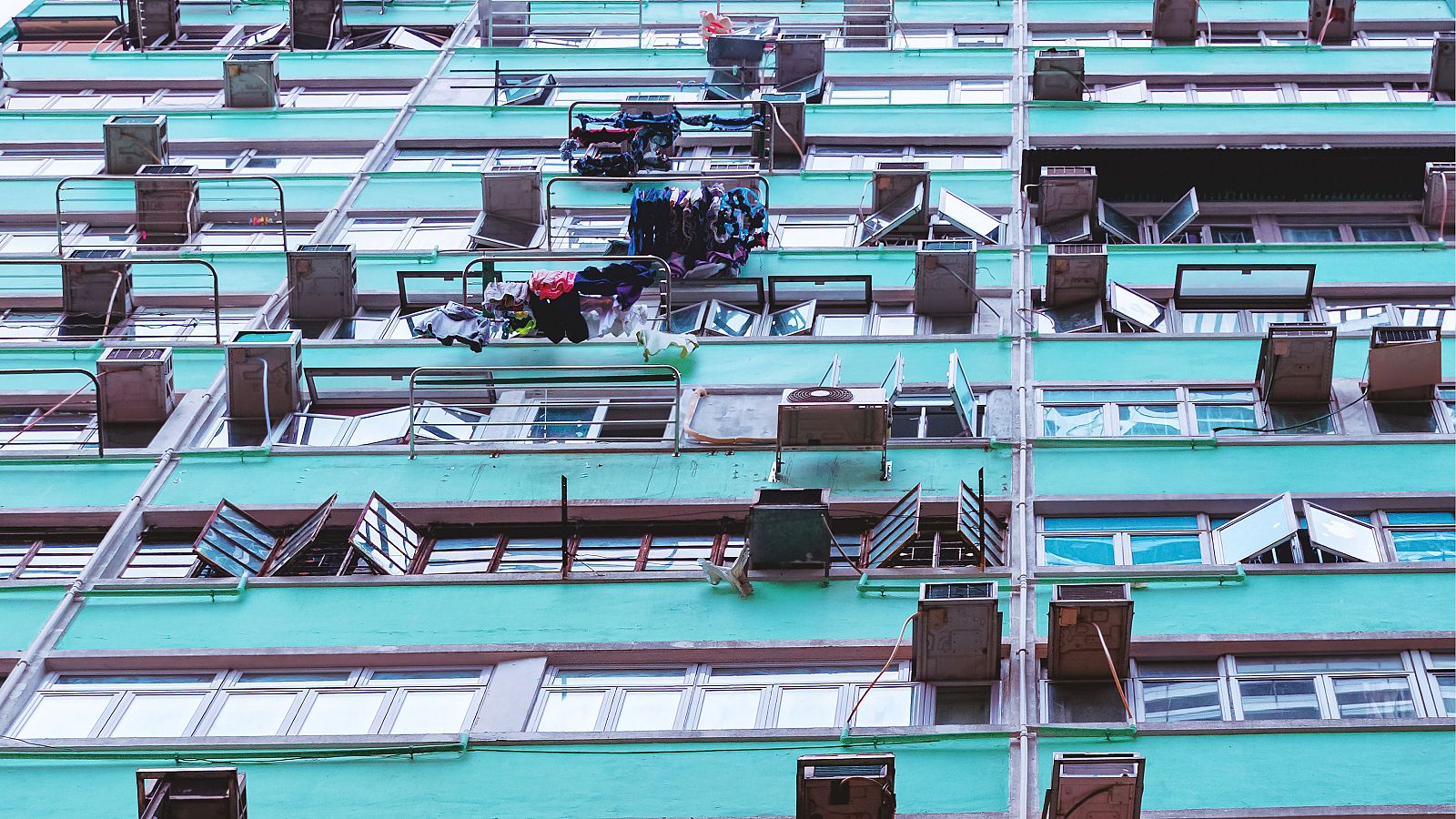 Aparatos de aire acondicionado en la fachada de un edificio