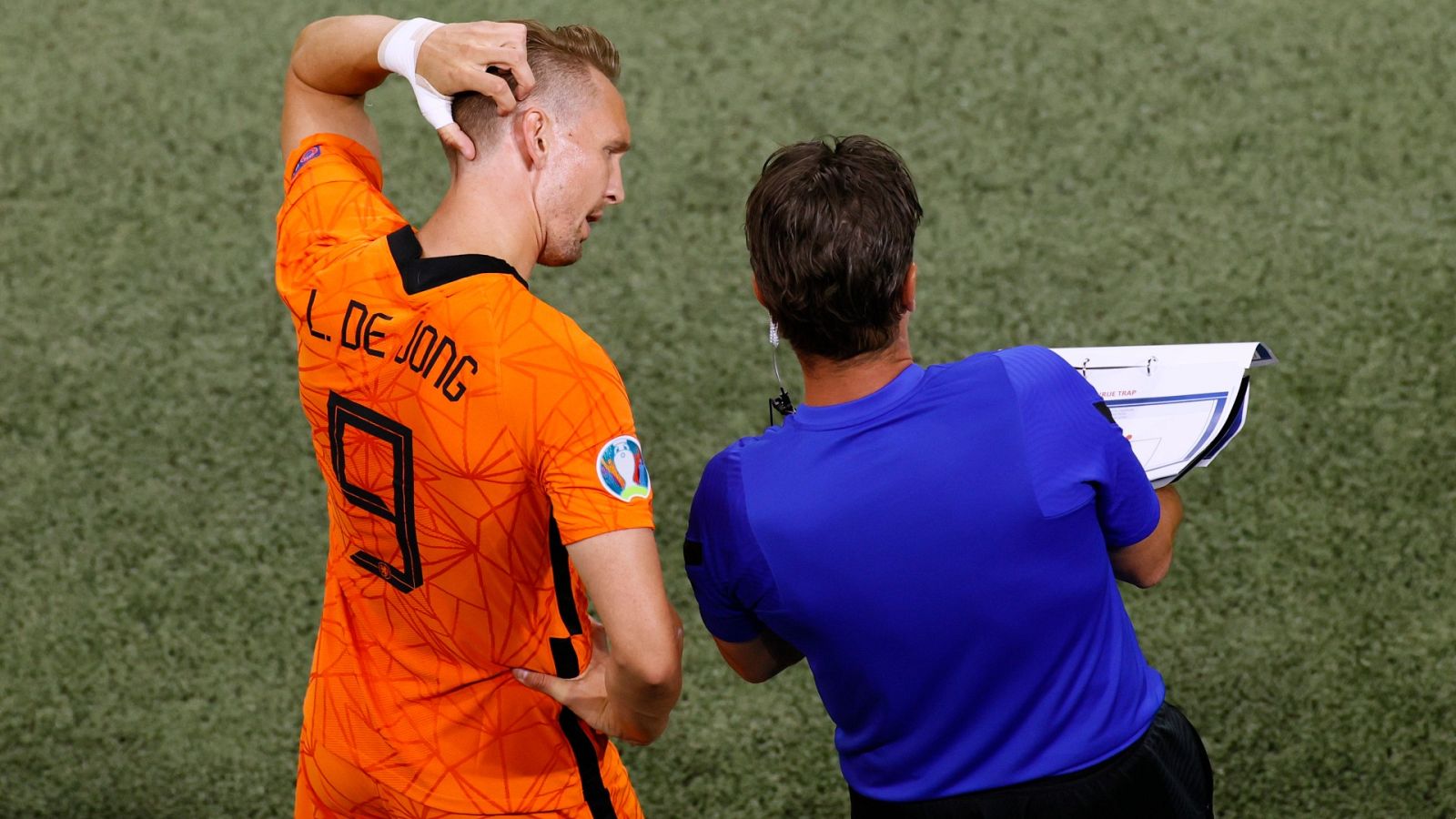 Luuk De Jong recibiendo indicaciones antes de entrar al terreno de juego