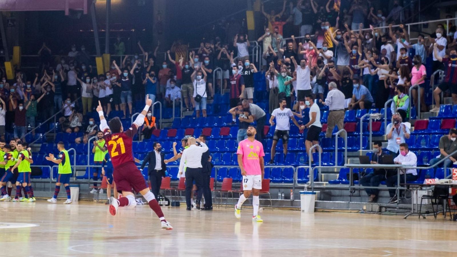 Celebrando el pase a la fase final