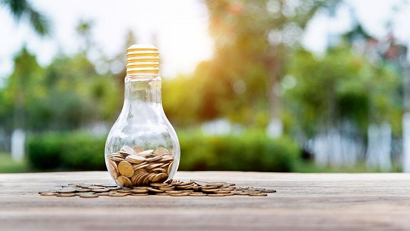 El Gobierno aprueba la rebaja del IVA de la luz del 21 al 10% para hacer frente a los altos precios