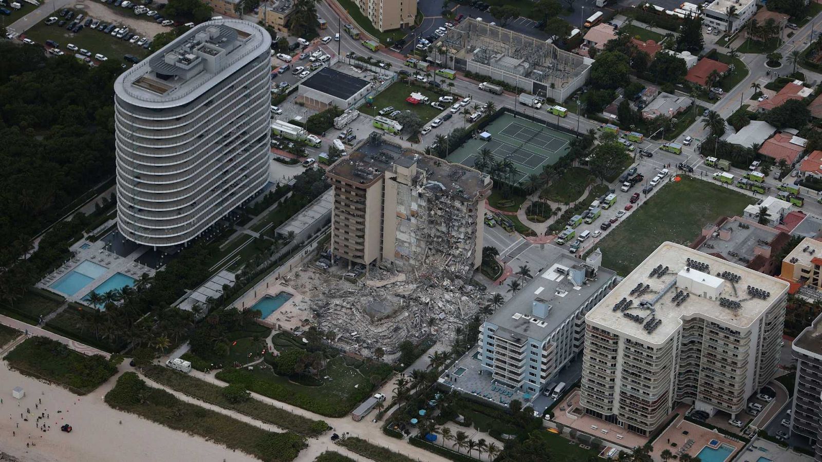 Vista aérea del edificio derrumbado en Miami Beach