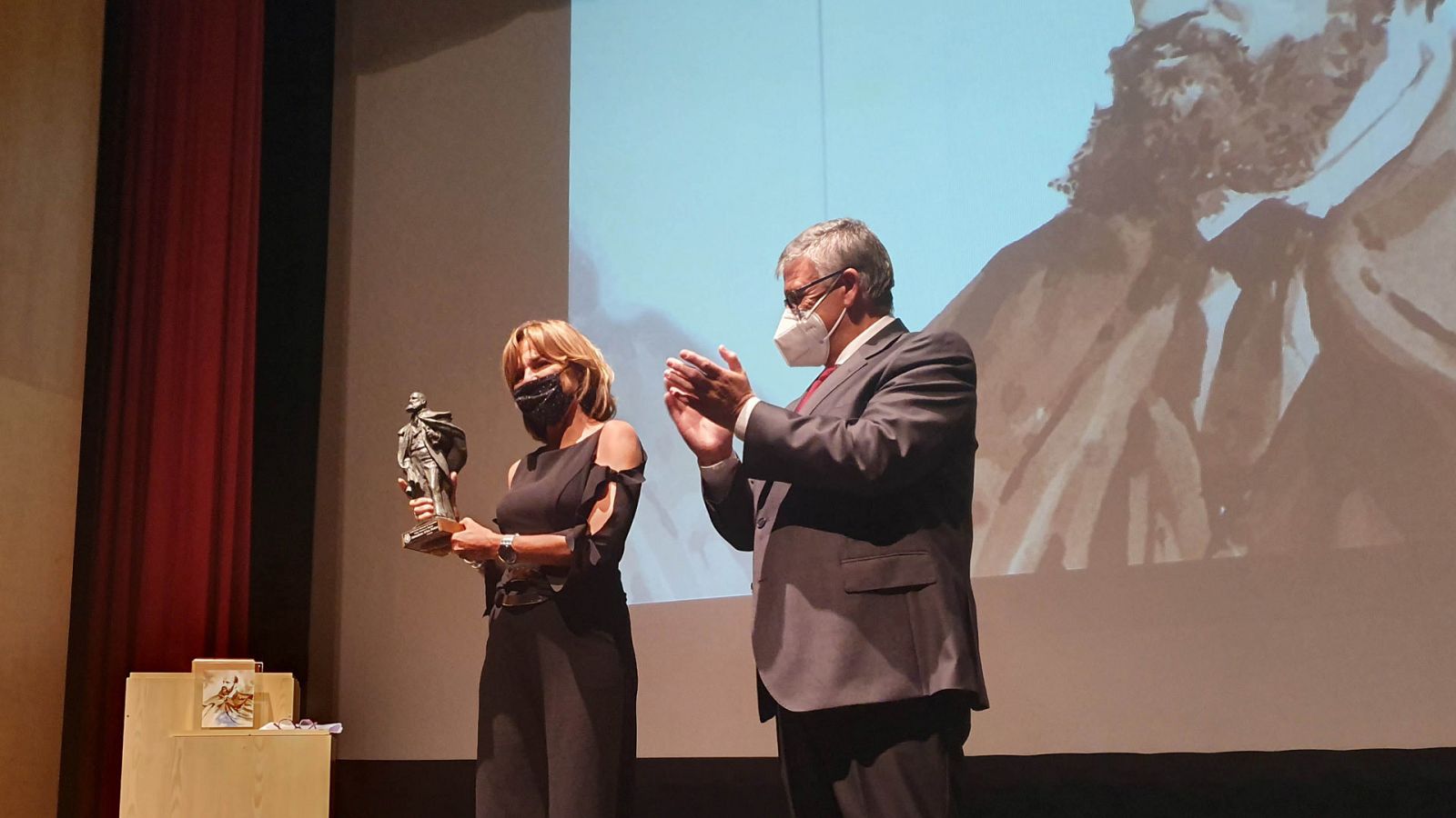 Almudena Ariza con el premio