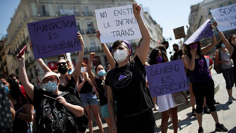 Colectivos feministas marchan en varias ciudades contra la ley trans al grito de "¡Irene Montero, dimisión!"