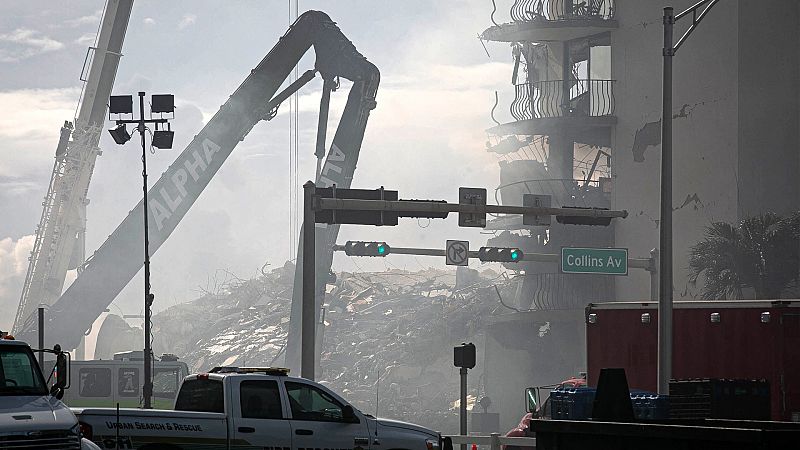 Un incendio "grande" dificulta las labores de rescate de posibles supervivientes en el derrumbe de Miami