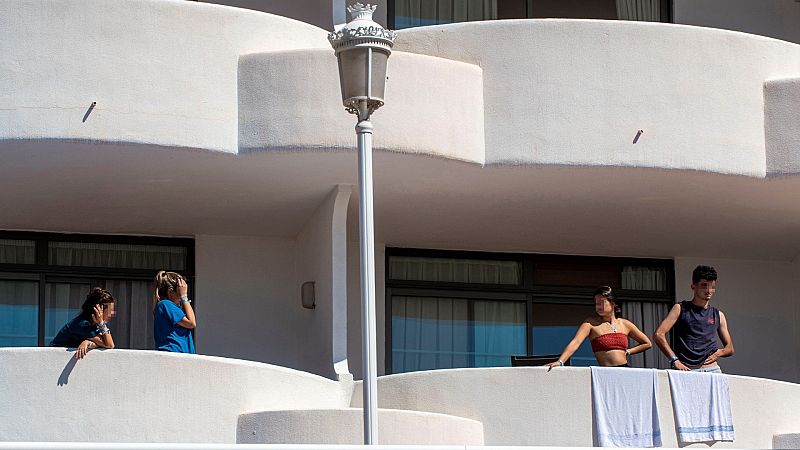 Baleares aísla en un hotel a 175 jóvenes tras el macrobrote y harán cuarentena en Mallorca
