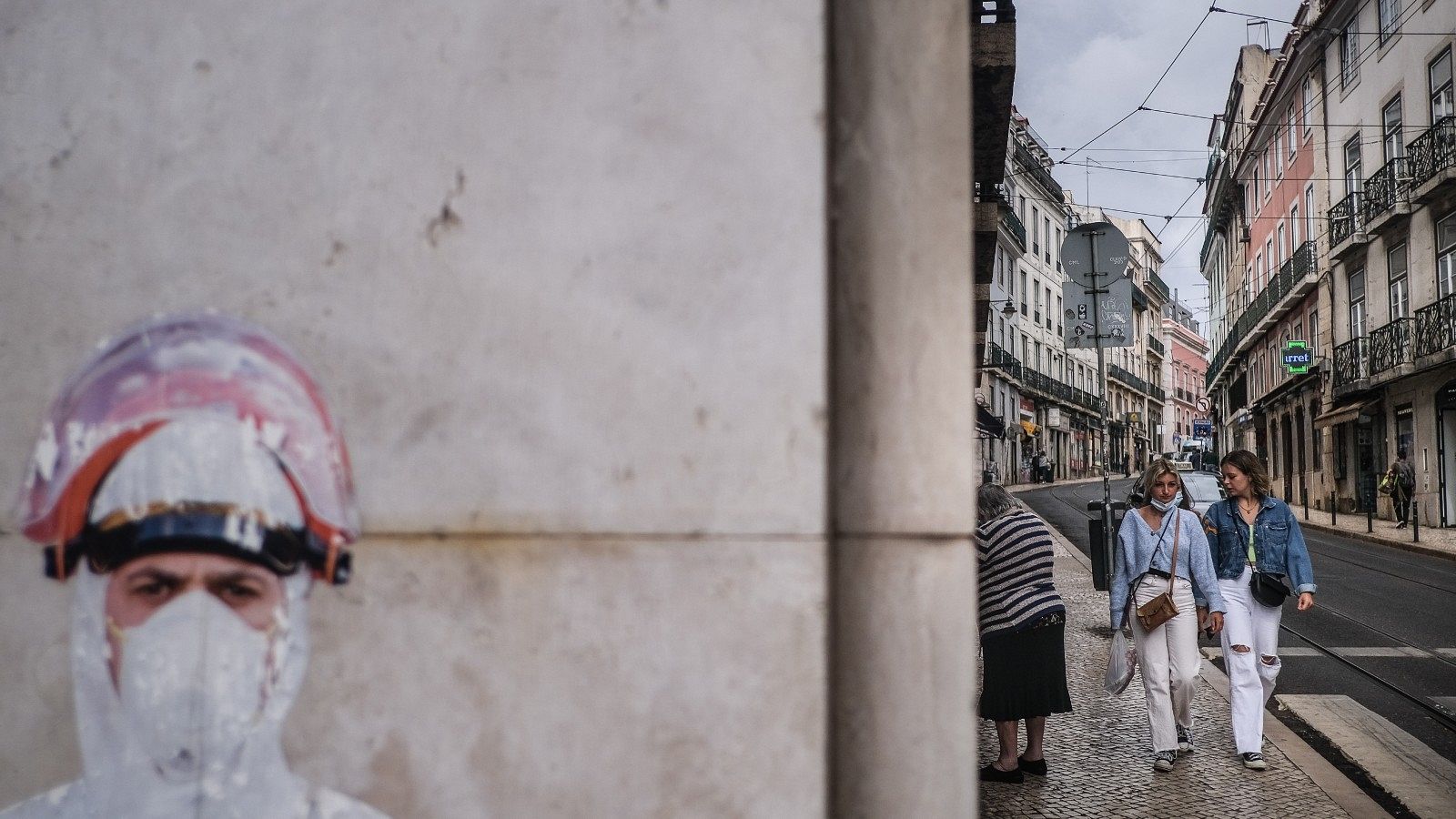 Paseantes en el Barrio Alto de Lisboa, Portugal, este junio