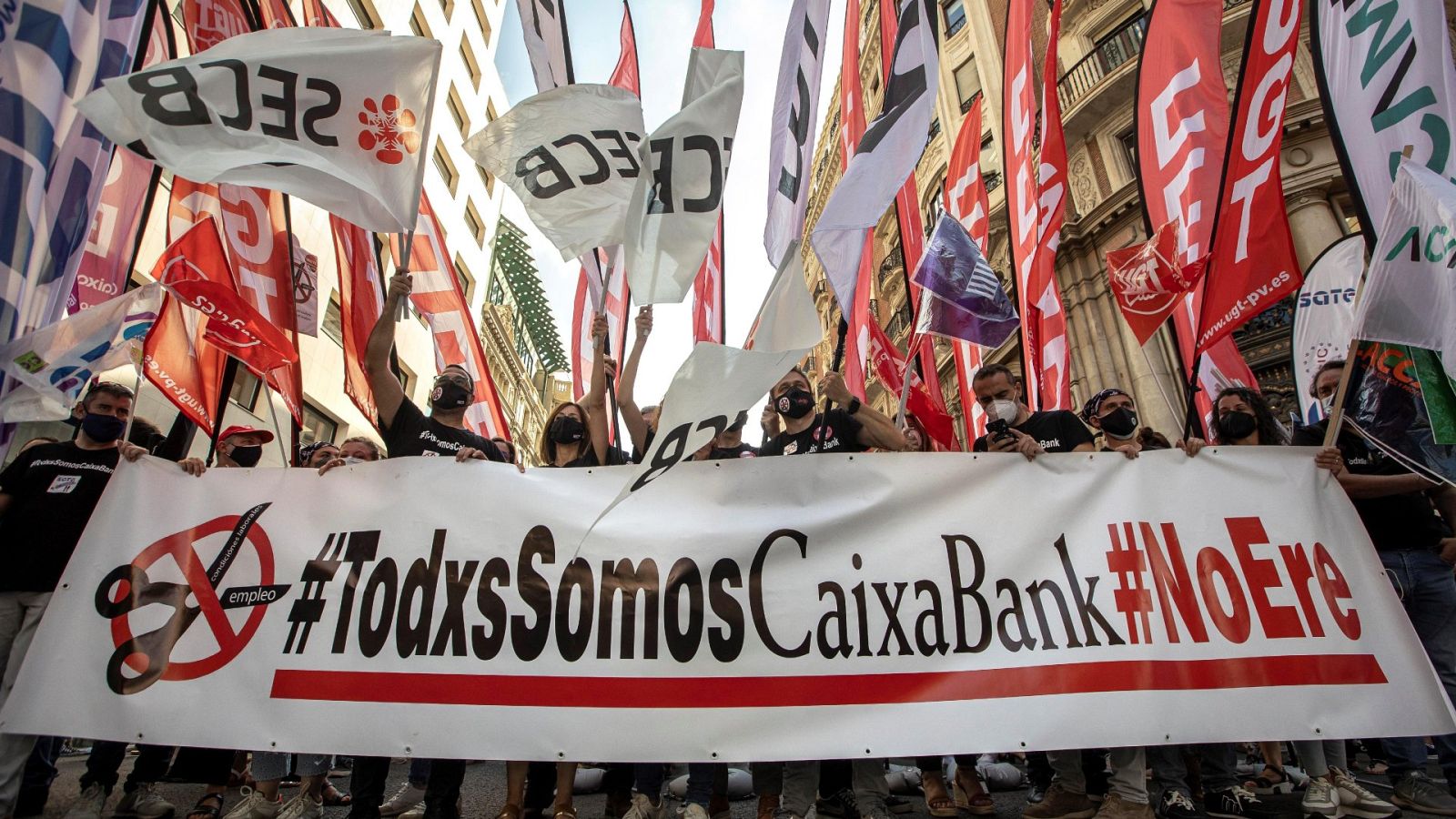 Empleados de Caixabank durante la concentración ante la sede de CaixaBank en Valencia contra el ERE
