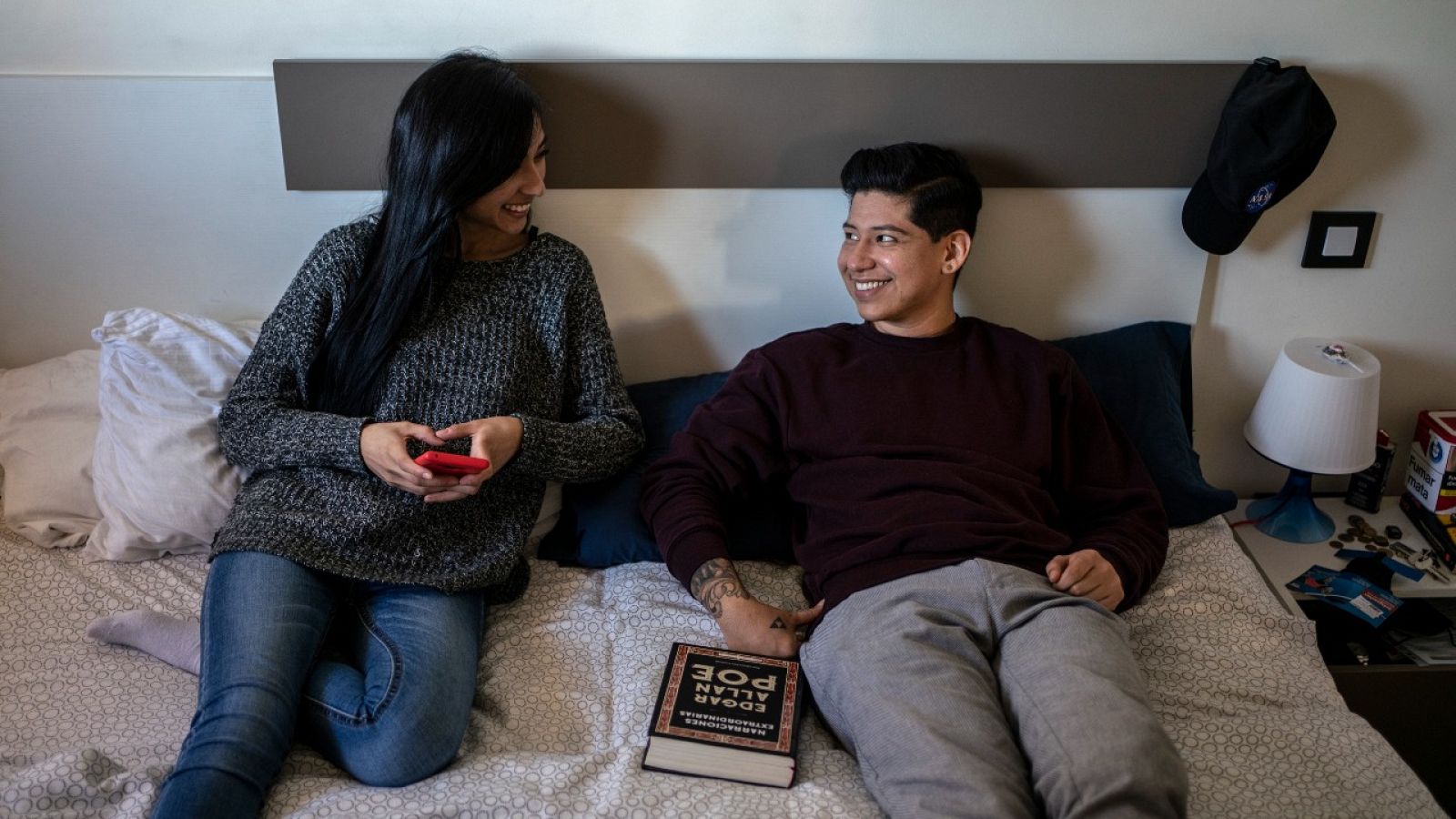 Henrik, junto a su novia en su casa de Madrid, donde vive tras huir de El Salvador por la persecución que sufría como chico trans